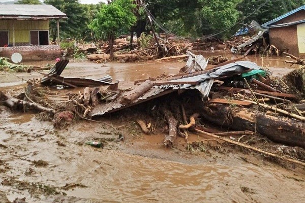 Theo AP, những trận mưa lớn kéo dài đã gây ra  lũ lụt và sạt lở đất ở Indonesia cuối tuần qua, khiến ít nhất 41 người thiệt mạng và hàng chục người khác vẫn mất tích. Ảnh: AP.