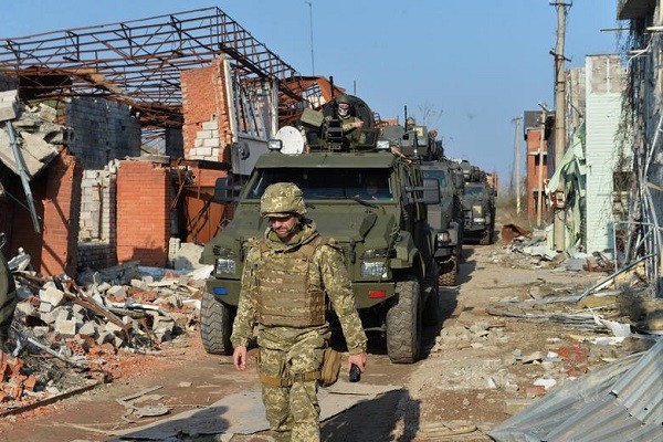 Những ngày qua, các binh sĩ Quân đội Ukraine và lực lượng vũ trang của phe ly khai do Nga hậu thuẫn vẫn được triển khai tại các vị trí chiến đấu trên chiến trường ở miền Đông Ukraine. Ảnh: Lực lượng vũ trang Ukraine tại căn cứ chiến đấu ở Shyrokyne, vùng Donetsk, ngày 21/4. (Nguồn ảnh: Reuters)