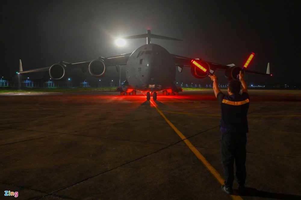 Rạng sáng 24/4, máy bay vận tải C-17 của Không quân Hoàng gia Australia hạ cánh xuống sân bay Nội Bài, chở theo 38 cán bộ, chiến sĩ của Cục Gìn giữ hòa bình Việt Nam trở về từ Nam Sudan.   