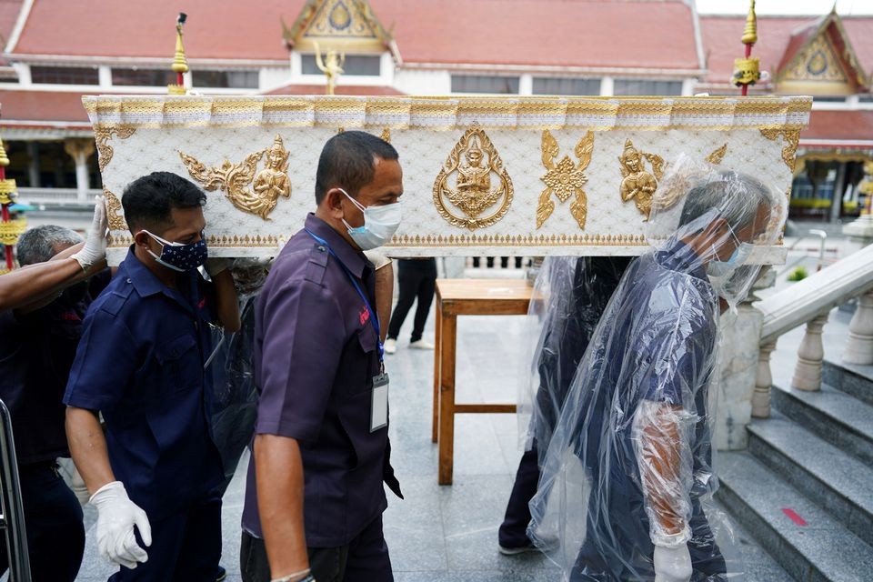 Theo Bangkok Post, sáng ngày 30/6, Bộ Y tế Thái Lan thông báo nước này ghi nhận thêm 53 người tử vong vì COVID-19. Đây là con số tử vong vì COVID-19 trong ngày cao nhất tại Thái Lan kể từ khi dịch bệnh bùng phát. Ảnh: Reuters.