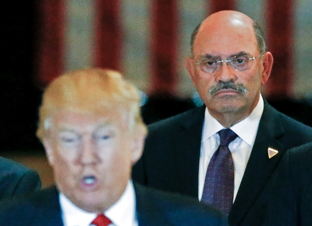 Ngày 1/7,  Giám đốc Tài chính của Tập đoàn Trump Allen Weisselberg đã cùng luật sư đến Văn phòng Trưởng công tố viên quận Manhattan, bang New York, sau khi ông bị truy tố về các tội liên quan đến thuế. Ảnh: Cựu Tổng thống Trump và Allen Weisselberg (đứng sau). Ảnh: Reuters.