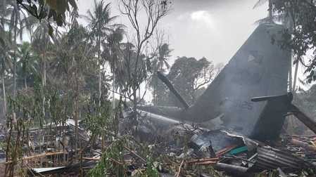 Theo Rappler, chiếc máy bay quân sự C-130 Hercules lao xuống Patikul, tỉnh Sulu, Philippines, hôm 4/7 khiến 50 người thiệt mạng và hàng chục người khác bị thương. Đây là thảm họa hàng không quân sự tồi tệ nhất trong 30 năm qua ở Philippines. (Nguồn ảnh: Rappler/CNN)