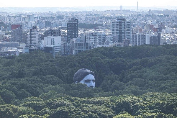 Một "đầu người" khổng lồ đã xuất hiện trên bầu trời Tokyo của Nhật Bản hôm 16/7 và lập tức trở thành đề tài thu hút sự chú ý của không chỉ người dân thủ đô, mà còn nhận được sự quan tâm của báo giới quốc tế. Ảnh: People Daily.