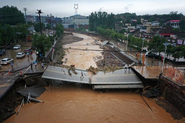 Reuters dẫn lời các quan chức cho biết, số người thiệt mạng vì mưa lũ tại tỉnh Hà Nam (Trung Quốc) trong gần 1 tuần qua đã tăng lên 33 người. (Nguồn ảnh: Reuters/Xinhua)