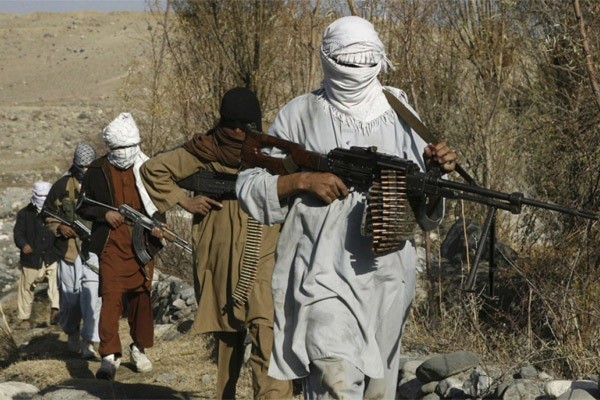 Bộ Các vấn đề Hòa bình của Afghanistan cho biết, lực lượng Taliban đã tổ chức khoảng 22.000 cuộc tấn công nhằm vào dân thường và các lực lượng Chính phủ Afghanistan trong 4 tháng qua. Trong ảnh là các tay súng Taliban tại Afghanistan. Ảnh: Reuters.