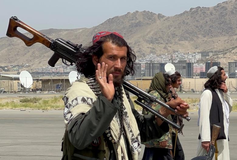 Sau khi Mỹ hoàn tất rút quân khỏi Afghanistan hôm 30/8, Taliban giành quyền kiểm soát sân bay Kabul. Được biết, Taliban đã triển khai "lực lượng đặc nhiệm" tới sân bay Hamid Karzai ở thủ đô Kabul. Trong ảnh là các tay súng Taliban. (Nguồn ảnh: Reuters)