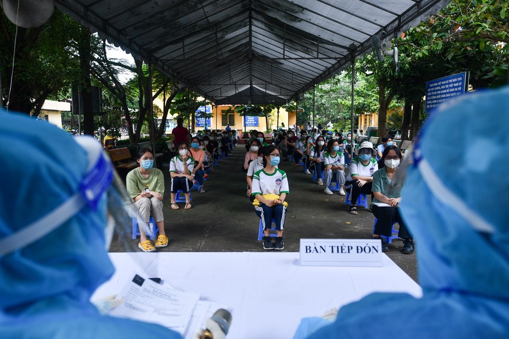 Từ 7h, hàng trăm học sinh THPT trên địa bàn huyện Củ Chi tập trung trước sân trường Tiểu học thị trấn Củ Chi để điểm danh tiêm  vaccine phòng COVID-19.