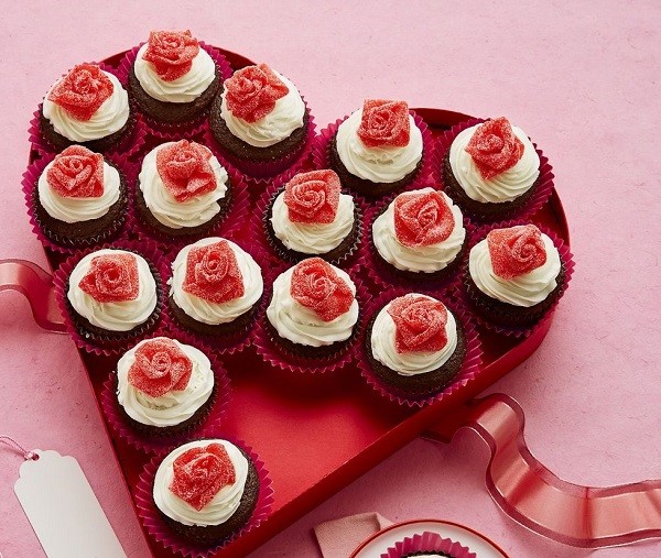 Bánh cupcake hình hoa hồng này sẽ là món quà tuyệt vời giúp các nàng "đốn tim" người yêu trong  ngày Valentine. Ảnh: WD.