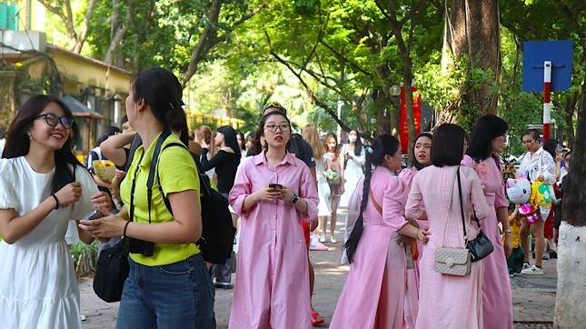 Trong ngày đầu của kỳ nghỉ lễ 2/9 năm nay, đông đảo người dân Hà Nội đổ về phố Phan Đình Phùng để lưu lại những khoảnh khắc tuyệt đẹp của mùa thu.