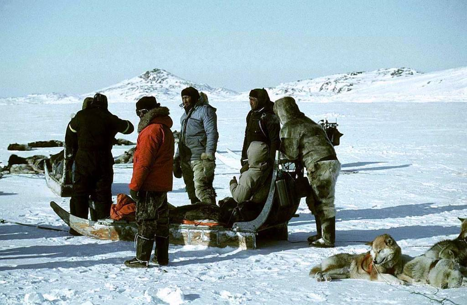  Eskimo là tên gọi khác của tộc người Inupiat hay Yupik sống ở những vùng đất quanh năm băng giá như Đông Siberira, Alaska (Mỹ), Canada, Greenland. Người Eskimo ở Canada và Greenland được gọi là người Inuit.