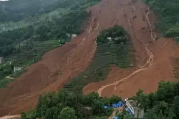 Tân Hoa Xã đưa tin, vụ  lở đất xảy ra tại làng Liangshui, thị trấn Tangfang, Chiêu Thông, tỉnh Vân Nam, vào lúc 5h51 sáng ngày 22/1. (Nguồn ảnh: AP, THX, Reuters, IT)