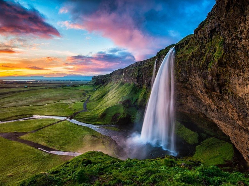    Trong suốt mùa hè ở Iceland, đêm cũng như ngày, nơi đây có hiện tượng  mặt trời không lặn từ 10/5 đến tháng 7 hàng năm