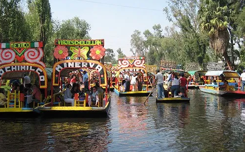 1. Đảo búp bê Xochimilco là  nơi đáng sợ nhất ở Mexico, theo Wonders List. Santana Barrera đã thu thập những con búp bê bị hỏng và các bộ phận của chúng từ các kênh rạch và các bãi rác, và để tưởng nhớ người con gái mà ông từng tìm kiếm, ông treo chúng lên cành cây hoặc buộc vào thân cây. (Nguồn ảnh: Wonders List)