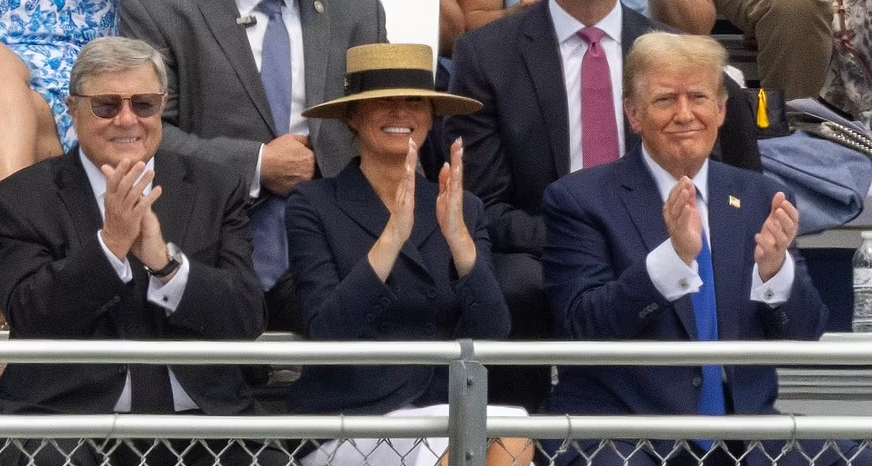 Ngày 17/5, cựu Tổng thống Mỹ Donald Trump (phải) cùng vợ là bà Melania và bố vợ, ông Viktor Knavs, tham dự lễ tốt nghiệp trung học của con trai, Barron, tại Học viện Oxbridge. (Nguồn ảnh: Daily Mail, IT)