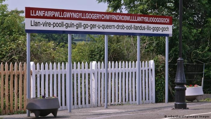 Llanfairpwllgwyngyllgogerychwyrndrobwllllantysiliogogogoch, thị trấn có tên dài nhất châu Âu, nằm trên đảo Anglesey, xứ Wales, Vương quốc Anh. Ảnh: Getty.