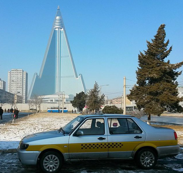 Trong ảnh là khách sạn Ryugyong ở thủ đô Bình Nhưỡng nhìn từ xa. (Nguồn ảnh: ATI/Jaka Parker/Instagram)