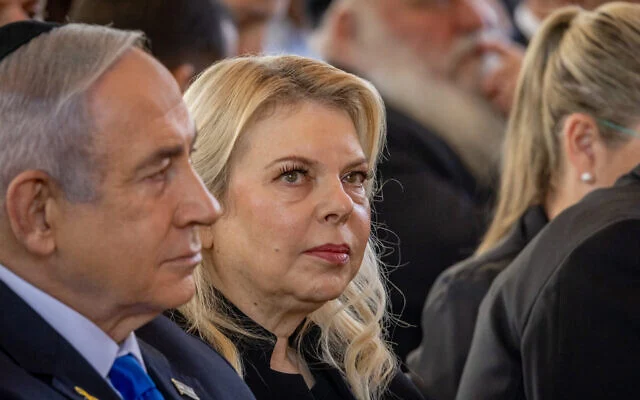 Gần đây nhất, Tổng chưởng lý Israel Gali Baharav-Miara vừa chỉ đạo điều tra bà Sara Netanyahu sau khi có báo cáo về việc bà có hành vi đe dọa nhân chứng. Cụ thể, Channel 12 đã phát sóng cuộc điều tra cáo buộc phu nhân của Thủ tướng Israel đe dọa một nhân chứng trong phiên tòa hình sự của chồng bà. Phóng sự cũng cáo buộc bà gián tiếp quấy rối Tổng chưởng lý và Phó chưởng lý tiểu bang. Ảnh: Times Of Israel.