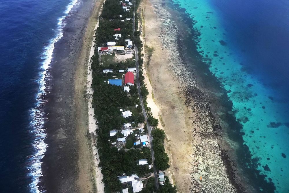 Đảo quốc Tuvalu có diện tích chỉ vỏn vẹn 26 km2 với khoảng hơn 11.000 dân, là một trong những quốc gia bé nhỏ và biệt lập nhất thế giới. (Nguồn ảnh: The Atlantic)