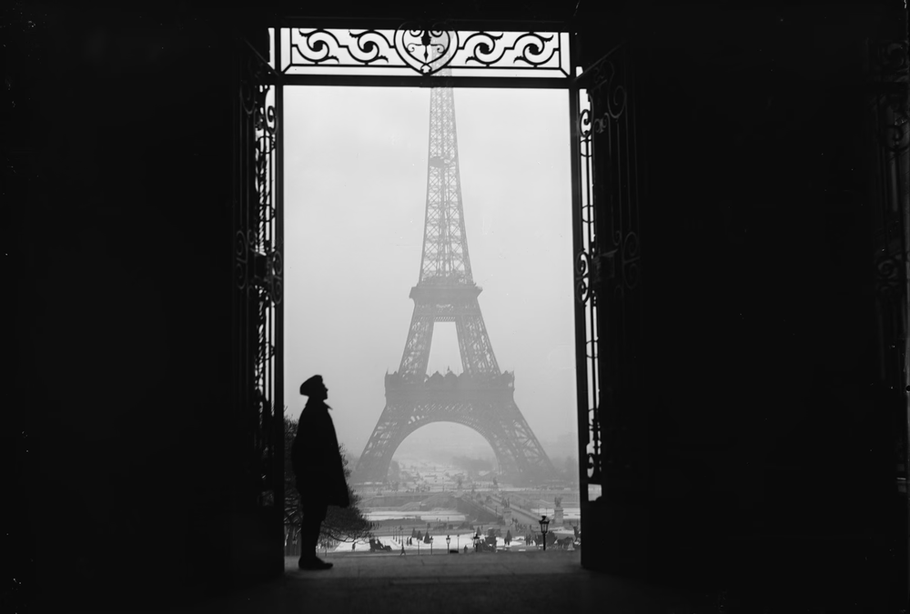 Bức ảnh này chụp một người lính Mỹ đứng ở cửa căn hộ phía trước tháp Eiffel, Pháp, vào tháng 3/1919. (Nguồn ảnh: Lewis Hine/The Atlantic)