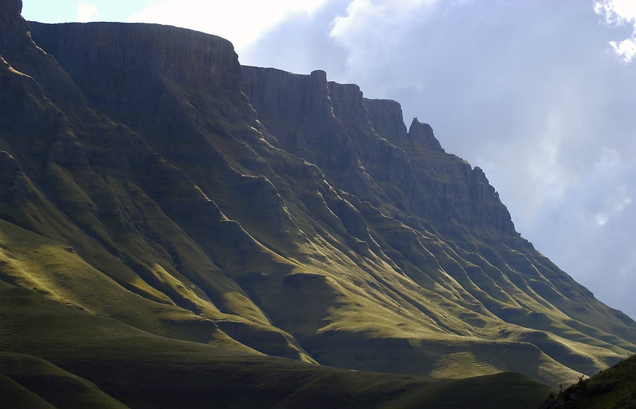 Lesotho, nằm ở Châu Phi, được biết đến với biệt danh " vương quốc của bầu trời" do nằm hoàn toàn ở độ cao trên 1.000 mét. (Nguồn: Atlantic)   