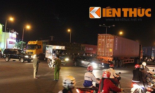 Xe máy tông xe container, một người chết thảm