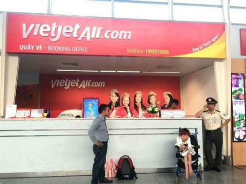 1. Vietjet không chở người khuyết tật  Chiều ngày 2/4, chị Nguyễn Thị Vân (bị liệt hai chân) đã đăng thông tin trên facebook cá nhân về VJA đầu Đà Nẵng đã từ chối vận chuyển chị vì cho rằng chị là người khuyết tật nặng. Ngay sau khi nhận được thông tin, Cảng vụ Hàng không Miền Trung đã tiến hành lập biên bản và xử phạt vi phạm hành chính 2 nhân viên Lê Vũ Nhiệm và Lê Nguyễn Minh Tuyết của Vietjet với mức phạt tối đa là 5 triệu đồng.