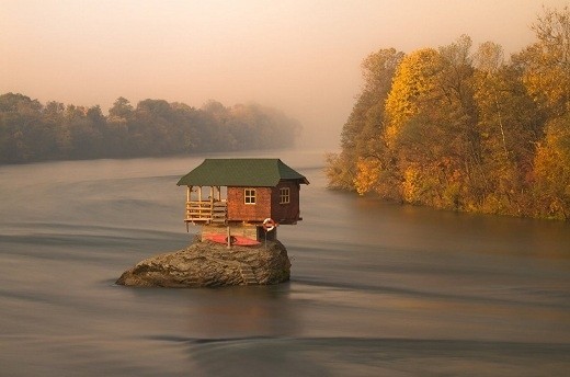 Ngôi nhà trên sông Drina, Bajina Basta, Serbia: Đó là ngôi nhà gỗ nhỏ trên một tảng đá nhô lên ở giữa dòng sông Drina, gần thị trấn Bajina Basta. Trải qua 45 năm, ngôi  nhà độc nhất vô nhị này vẫn tồn tại và vẻ đẹp của nó đã thu hút sự chú ý cũng như khơi gợi trí tò mò của nhiều du khách.