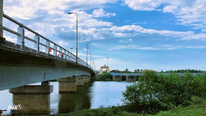 Vùng đất lửa Quảng Trị: Từng là vùng đất hứng chịu bom đạn khốc liệt trong kháng chiến nên dù đã được chủ tâm xây dựng, phát triển, đến Quảng Trị, chúng ta vẫn cảm nhận được những vết hằn chưa thể xóa mờ. Bên cạnh những tàn tích của cuộc chiến, một trong những  vùng đất khắc nghiệt nhất Việt Nam này cũng có hàng loạt danh lam, thắng cảnh để bạn chiêm ngưỡng, khám phá, như cầu Hiền Lương, sông Bến Hải, biển Mỹ Thủy, biển Cửa Việt, hang động Brai, thành cổ Quảng Trị.... Ảnh: Trần Khôi.