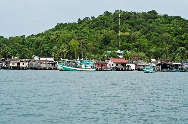 Đảo Koh Sdach nằm giữa Koh Kong và Sihanouk. Đây là một trong những  hòn đảo tuyệt đẹp ở Campuchia cũng như là điểm dừng chân của rất nhiều tàu thuyền. Đến đây, ngoài tắm biển, bạn còn có dịp tìm hiểu về văn hóa, cuộc sống của ngư dân ở làng chài. Ảnh: PawelBienkowski.