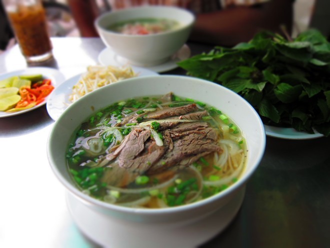 Phở, Việt Nam: Bánh phở được chan nước dùng ninh từ xương, thêm thịt gà hoặc thịt bò thái mỏng cùng rau thơm. Bạn có thể thưởng thức món  đặc sản vỉa hè này ở mọi vùng của Việt Nam, với giá chỉ khoảng 1-2 USD. Ảnh: Mintjellie.