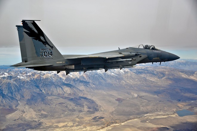 Boeing F-15C Eagle góp mặt trong biên chế Không quân Mỹ từ gần 40 năm trước và vẫn tiếp tục được sử dụng trong những thập niên tới. Trong những năm qua, Mỹ nhiều lần nâng cấp F-15 để giúp nó đáp ứng được yêu cầu chiến đấu. Dù khá cũ nhưng F-15 vẫn là một trong những máy bay chiến đấu tốt nhất của Không quân Mỹ. Xét tổng thể, F-15 chỉ thua kém các loại  chiến đấu cơ thế hệ thứ 5 mà Lầu Năm Góc đang sử dụng.