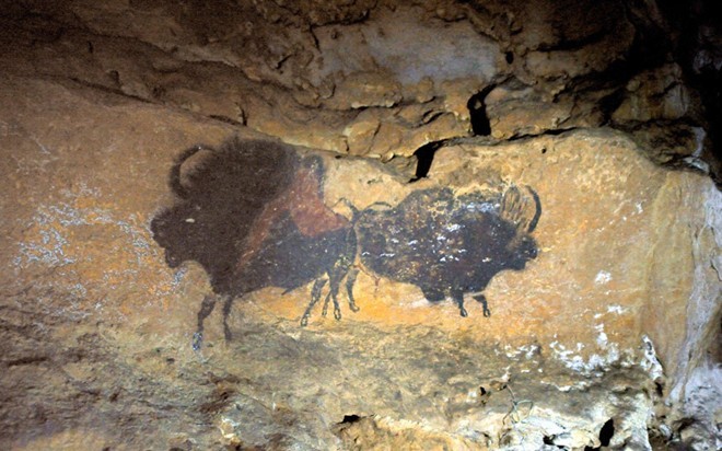 Hang Lascaux, Pháp: Ngày 12/9/1940, thanh niên 18 tuổi người Pháp, Marcel Ravidat, đi tìm chú chó cưng và khám phá ra hang Lascaux, nơi có những bức tranh tường 17.300 năm tuổi. Hang động này được công nhận là Di sản Thế giới vào năm 1979 và nhanh chóng trở thành một địa điểm tham quan đông khách. Tuy nhiên, hiện giờ  phát hiện vĩ đại này đã đóng cửa do lo ngại các bức tranh bị hủy hoại.