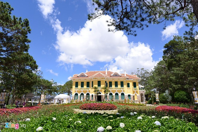 Toạ lạc trên độ cao 1.550 m, có rừng thông bao quanh, King Palace 1 (còn được biết đến với tên gọi Dinh 1) được một triệu phú người Pháp tên là Robert Clément Bourgery xây năm 1929. Sau đó, vua Bảo Đại mua lại và biến thành tổng hành dinh của mình trong thời gian ông làm quốc trưởng (1949 - 1955).