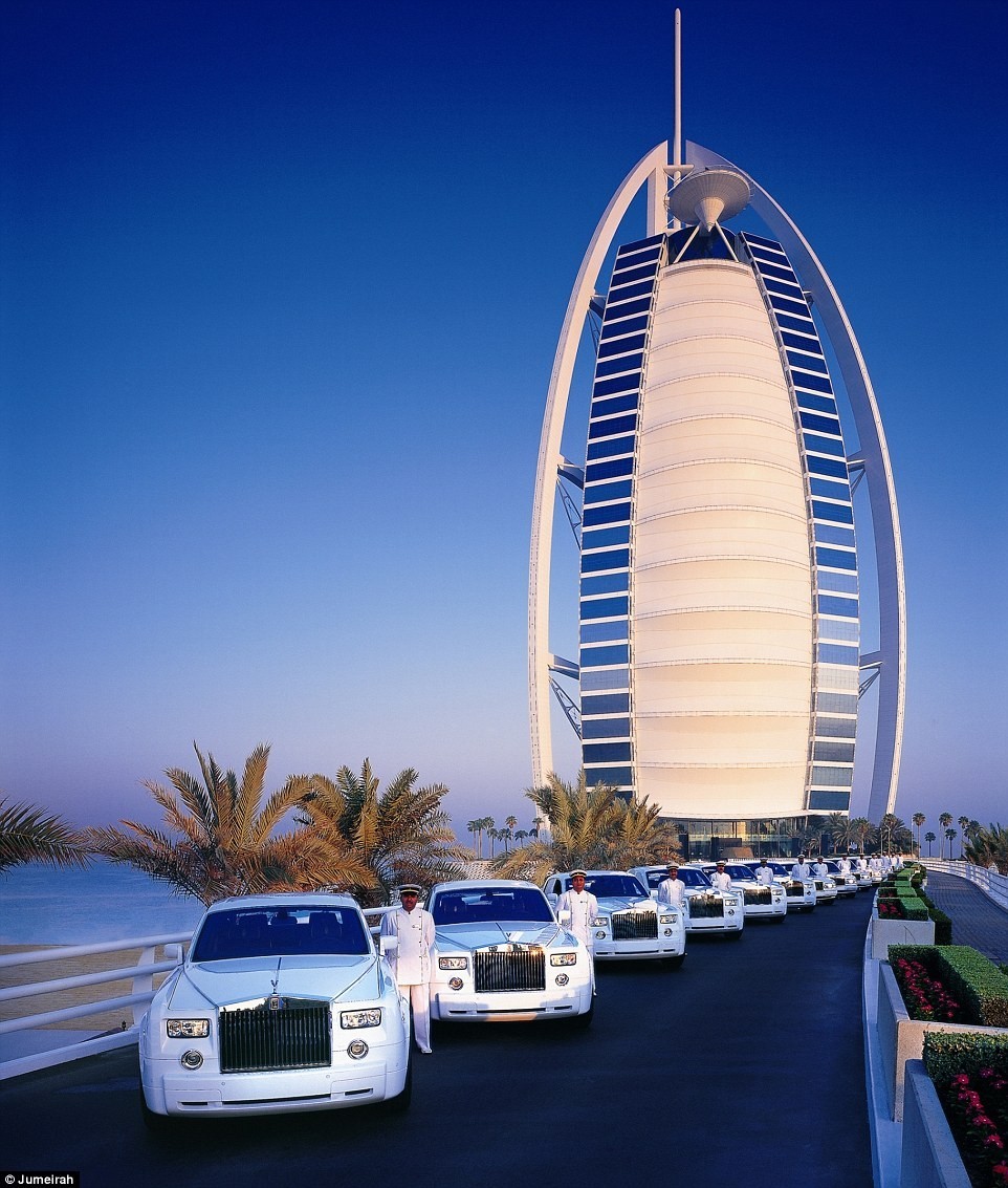 Được thiết kế theo hình dạng cánh buồm, khách sạn Burj Al Arab đã trở thành biểu tượng nổi tiếng của Dubai, là  khách sạn 7 sao duy nhất trên thế giới với sự xa hoa khó tưởng tượng. Khi đặt phòng ở đây, du khách sẽ được xe Rolls-Royce có tài xế riêng đến đón ở sân bay.