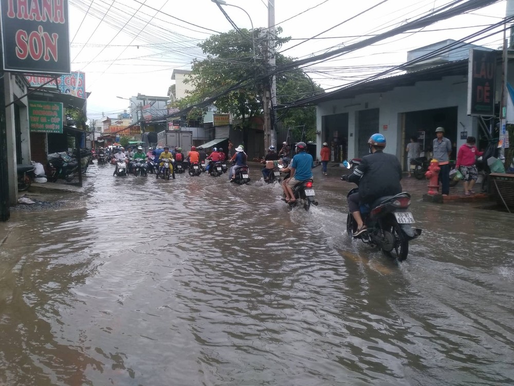 TP.HCM: Dân bất lực nhìn tài sản ngập trong biển nước