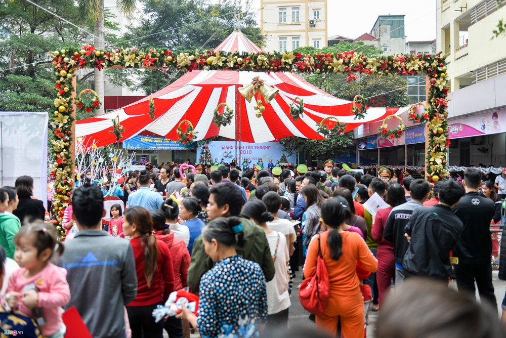 Hàng trăm em nhỏ và cha mẹ đã có mặt tại khuôn viên canteen bệnh viện để tham dự chương trình. Bệnh nhi vui chơi, nhận quá miễn phí  ngày Giáng sinh, hàng ngàn món quà được gửi tặng đến các em nhỏ tại Bệnh viện Nhi Trung ương.