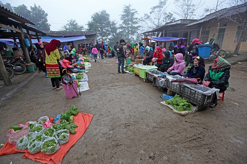 Nằm trong địa phận Công viên Địa chất cao nguyên đá Đồng Văn, chợ Sủng Tráng là một trong hàng chục  chợ phiên vẫn tồn tại từ nhiều đời nay ở vùng đất địa đầu của Tổ quốc. Chợ phiên Sủng Tráng họp mỗi tuần một phiên vào sáng chủ nhật hàng tuần. Từ rất sớm, người dân đã đến chợ mua bán sản vật, hàng hóa.