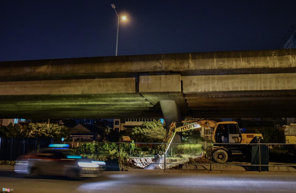 Những ngày qua, công nhân thuộc các công ty công trình giao thông Hà Nội rào chắn và xén dải phân cách dưới gầm cầu cạn để  mở rộng đường tại phố Nguyễn Xiển hướng đi cầu vượt Mai Dịch.