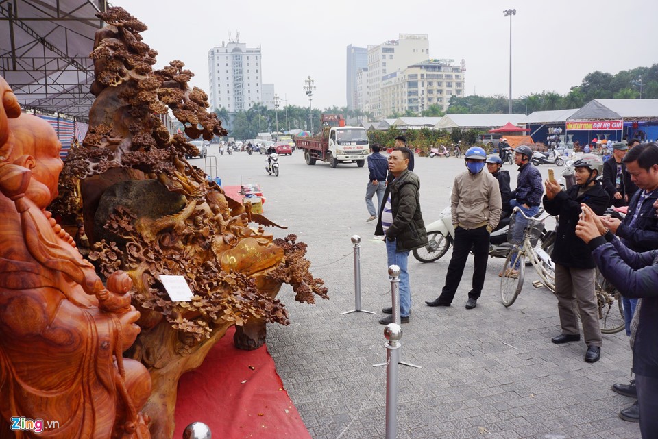 Ở  chợ hoa Tết tổ chức tại quảng trường Lam Sơn (TP Thanh Hóa), một pho tượng gỗ khổng lồ được trưng bày để bán thu hút được sự chú ý của nhiều người.