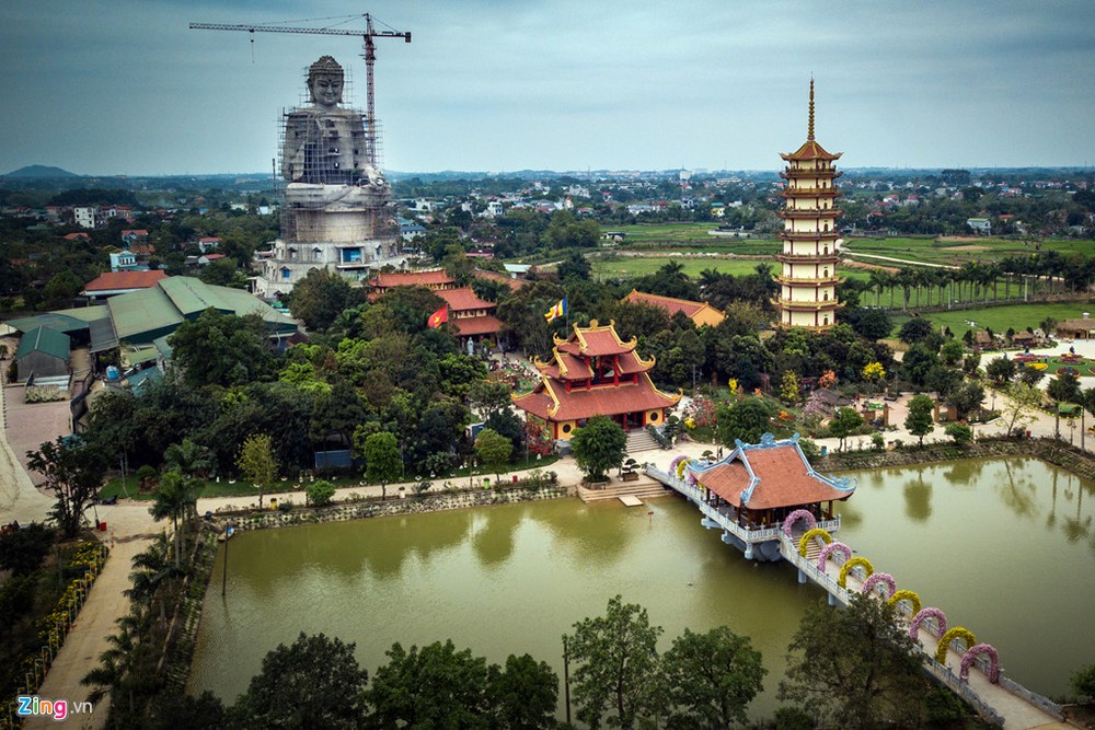 Nằm cách trung tâm Hà Nội khoảng hơn 40 km, chùa Khai Nguyên thuộc thôn Khoang Sau (xã Sơn Động, Sơn Tây, Hà Nội) còn được biết đến với cái tên chùa Tản Viên. Chùa có niên đại từ thời nhà Lý, nửa đầu thế kỷ XI. Năm 2008, dù trải qua một cuộc trùng tu lớn nhưng chùa vẫn giữ được lối kiến trúc cũ độc đáo, mang nhiều giá trị lịch sử.