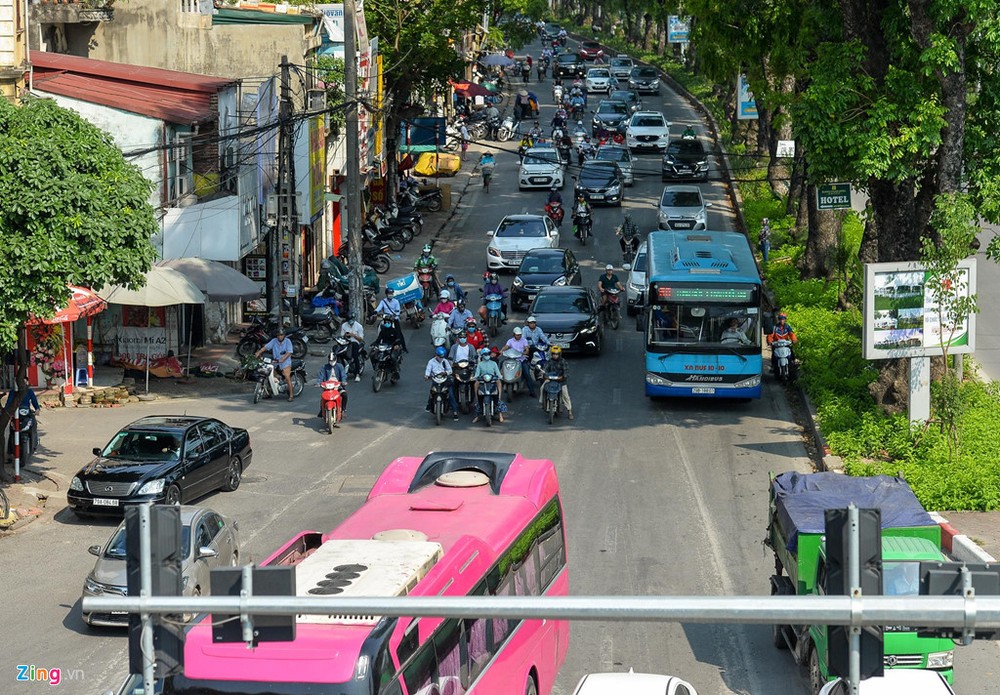 Ngày 17-18/5,  nhiệt độ cao nhất ở Hà Nội là 38-39 độ C (đo trong lều khí tượng) và ở mức 44-46 độ C độ khi đo ngoài trời. Người đi xe máy trên đường Láng dừng đèn đỏ cách ngã tư hàng chục mét để hưởng bóng mát của tán cây.