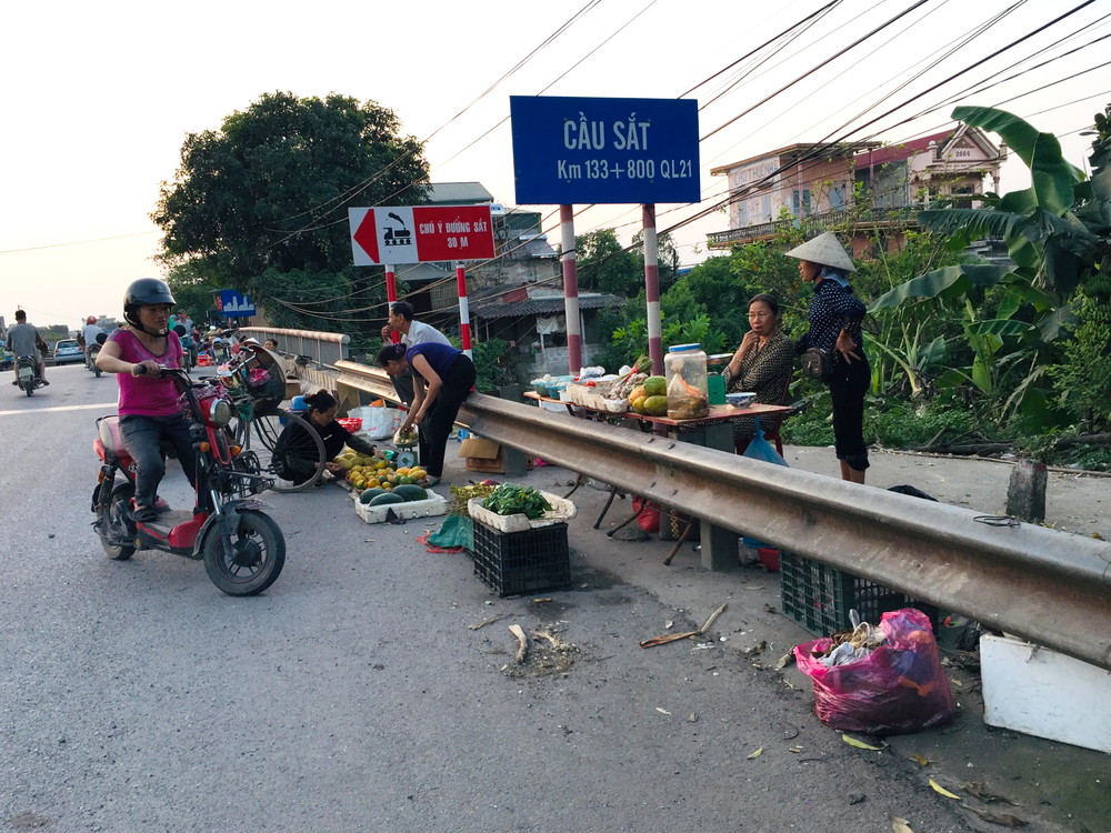 Cầu Sắt thuộc địa phận của huyện Bình Lục, Hà Nam nằm trên quốc lộ 21A nối Hà Nam, Nam Định. Tình trạng người dân lấn chiếm vỉa hè, lòng đường, thậm chí  bán hàng ngay trên cầu tiềm ẩn nguy cơ tai nạn.