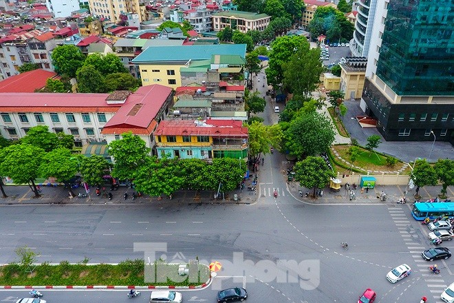 Điểm đầu đường Huỳnh Thúc Kháng kéo dài tại nút giao đường Nguyễn Chí Thanh, Huỳnh Thúc Kháng (phường Láng Thượng, Đống Đa, HN), hiện nay là phố Pháo Đài Láng, trông "nhỏ con" so với các tuyến đường lân cận.