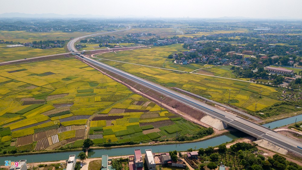 Sau hơn 3 năm thi công, dự án cao tốc Bắc Giang - Lạng Sơn (dài 64 km) được xây dựng mới hoàn toàn đã cơ bản hoàn thiện để thông xe kỹ thuật vào tuần tới.