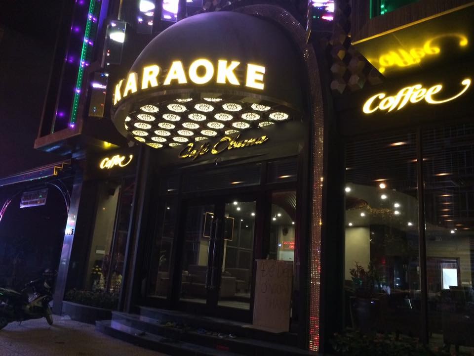 1. Thủ tướng đồng ý mở lại dịch vụ karaoke, vũ trường: Phát biểu kết luận cuộc họp Thường trực Chính phủ sáng nay về phòng, chống dịch COVID-19, Thủ tướng Nguyễn Xuân Phúc đồng ý cho phép các cơ sở kinh doanh dịch vụ karaoke, vũ trường hoạt động trở lại… Tuy nhiên, Thủ tướng chỉ đạo Bộ Công an và các cơ quan chức năng kiểm soát những hành vi vi phạm pháp luật tại các cơ sở này, đặc biệt là buôn bán, sử dụng ma túy.