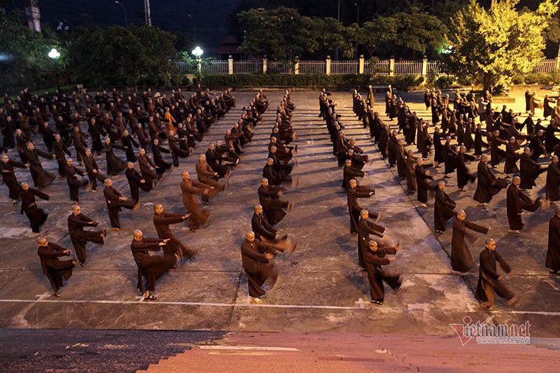 Gần 500 tăng, ni sinh đang học tập tại  Học viện Phật giáo Việt Nam tại Hà Nội đều đặn thức dậy, tập thể dục từ 4h30' sáng mỗi ngày.   