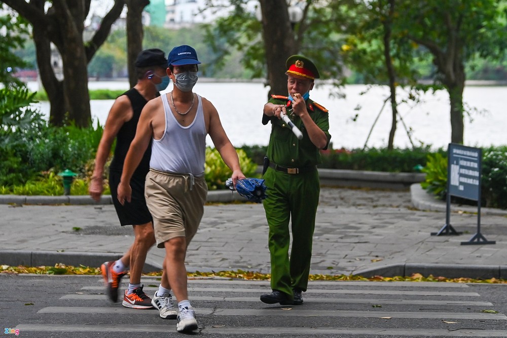 Nhiều ngày qua, tình trạng người dân đạp xe, tập thể dục xung quanh hồ Gươm tăng đột biến dù trước đó Hà Nội đã có chỉ thị vận động người dân không ra khỏi nhà khi không cần thiết và thực hiện các biện pháp phòng, chống dịch.