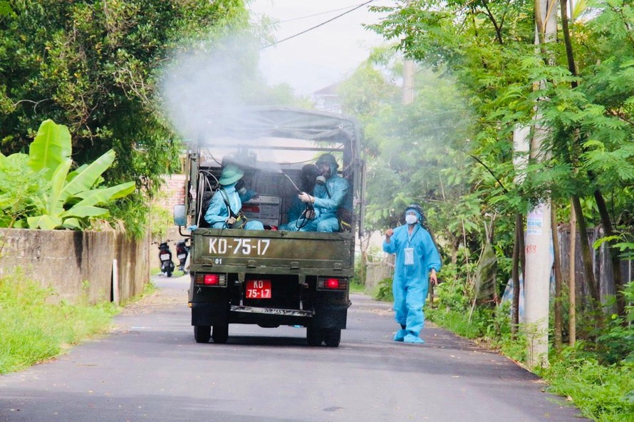 Sáng nay (8/6) Bộ Tư Lệnh Quân khu 4 đã điều động lực lượng Hóa học (Bộ Tham mưu, Quân khu 4) cùng 4 xe chuyên dụng và 30 cán bộ, chiến sỹ phối hợp cùng Bộ CHQS tỉnh Hà Tĩnh tiến hành phun hóa chất khử khuẩn ở các vùng bị phong tỏa. Trong ảnh: Đại tá Vương Đình Quang - Chủ nhiệm Hóa học, Quân khu 4 giao nhiệm vụ cho cán bộ chiến sĩ.