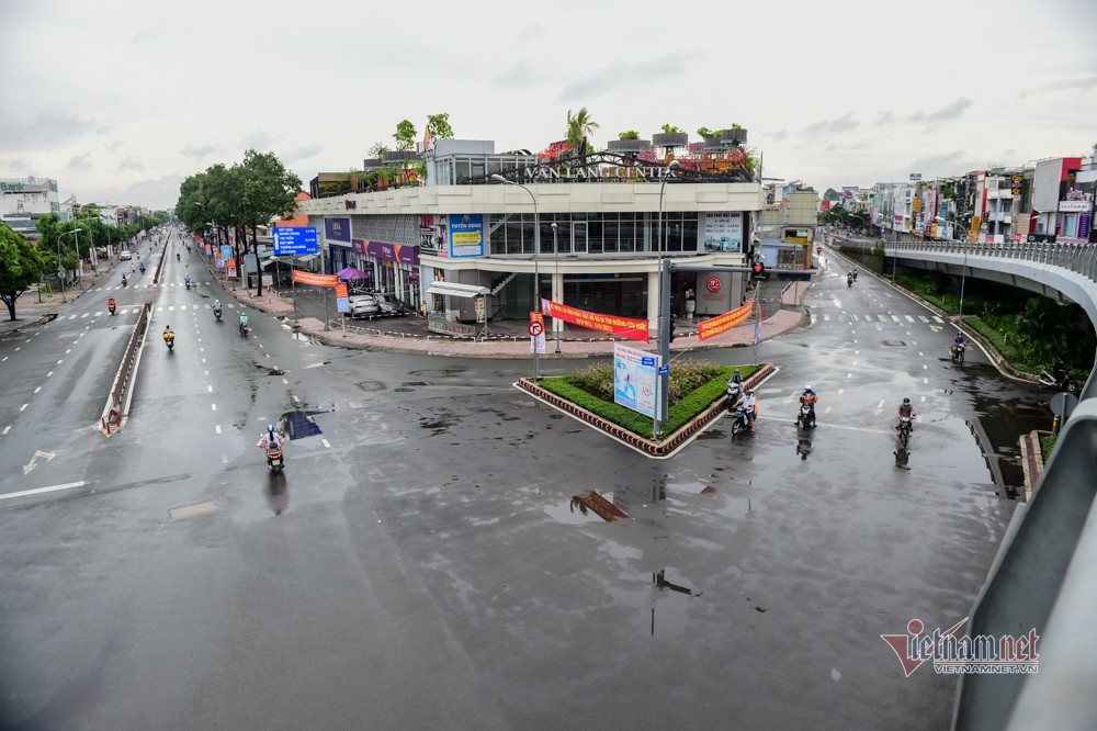 Hôm nay (9/6), toàn quận Gò Vấp bước sang ngày thứ 10 cách ly xã hội; trong đó, có 40 điểm phong tỏa nằm trên 14/16 phường. Hơn 600.000 người dân đã dần thích nghi được với cuộc sống thời giãn cách, để cùng chung tay đẩy lùi bệnh dịch.