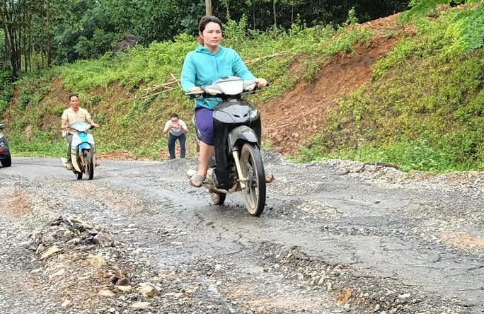 Đường 70 tỉ đồng vừa làm xong, nhiều đoạn đã “nát như tương“